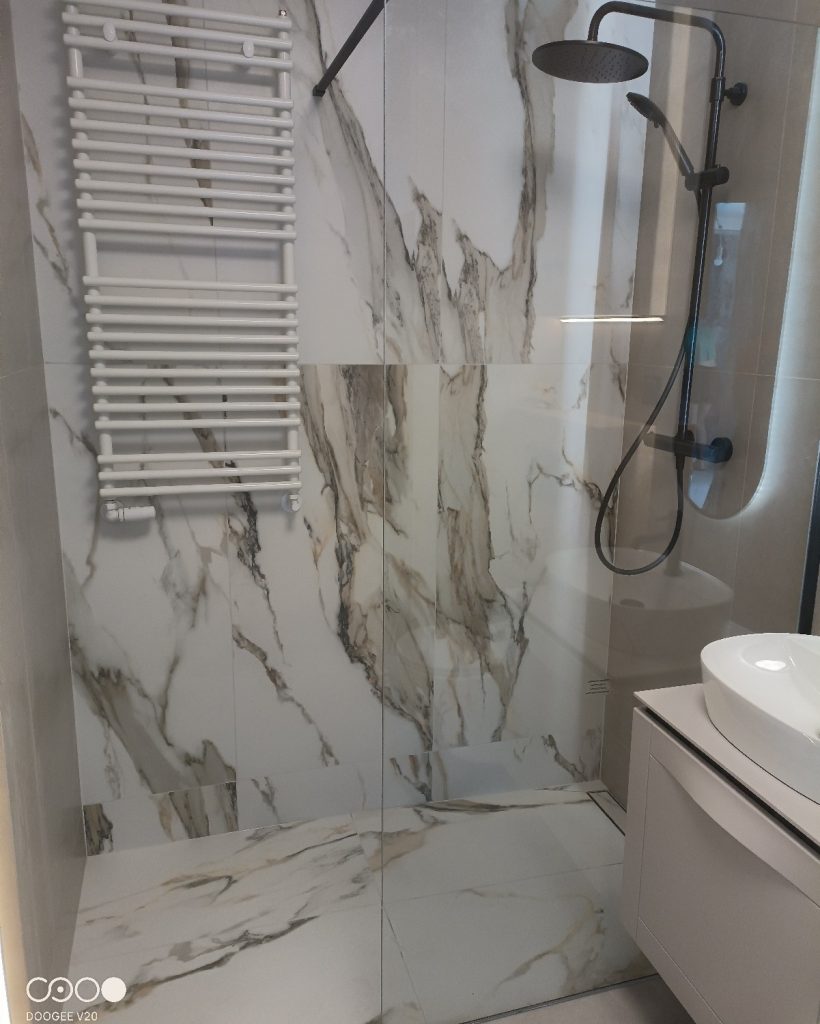 Łazienka z elegancką ceramiką i armaturą – Fubdecor