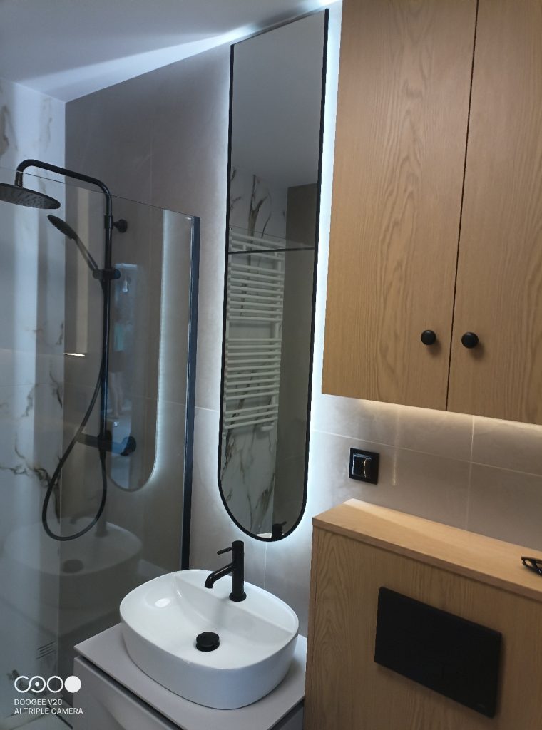 Łazienka z zabudową meblową na wymiar – Fubdecor